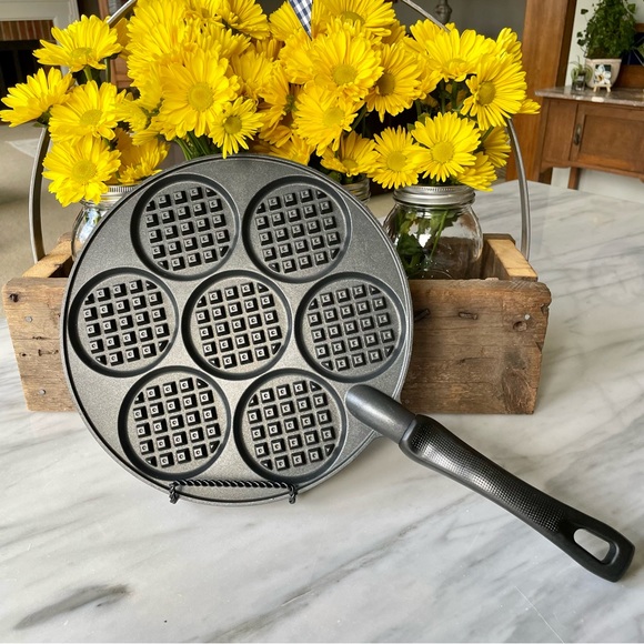 Nordic Ware•Silver Dollar Waffle Griddle w/ Handle•Make 7, 3”Waffles at Once!🧇 - Picture 4 of 15